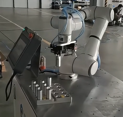 打破孤岛：机器人上下料中通信协同与节拍优化的深度解析